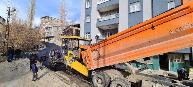 Hakkari'de asfaltlama çalışmaları devam ediyor