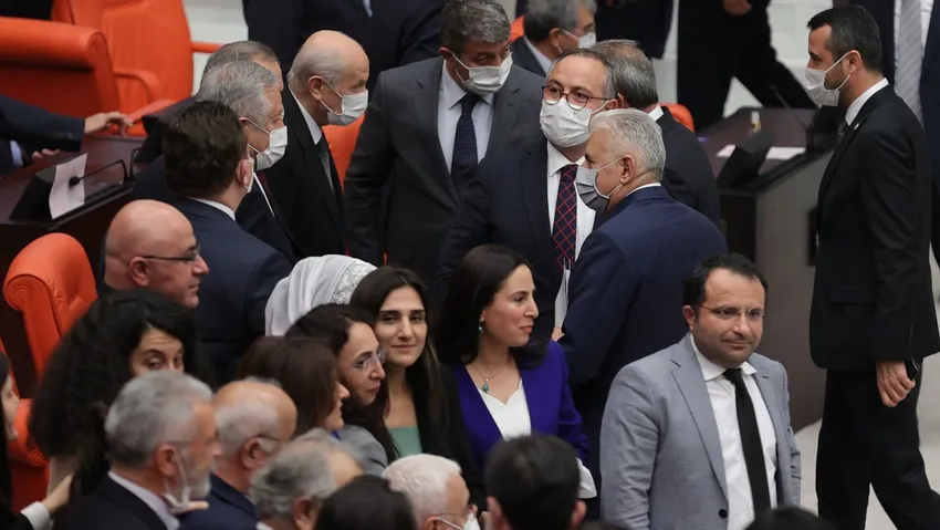 Bütçede ilk gün 12 saat sürdü