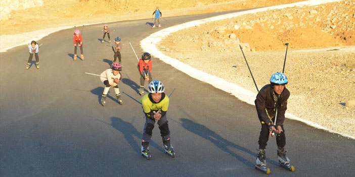 Yüksekovalı öğrenciler kayakta başarı için ter döküyor
