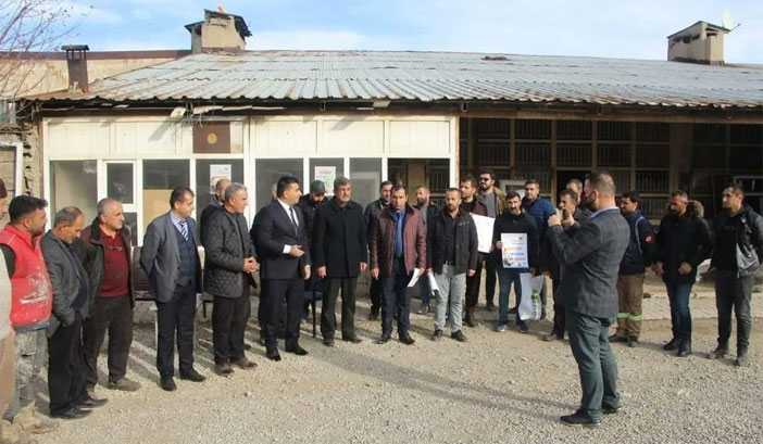 Yüksekova Mesleki Eğitim Merkezi Müdürü, sanayi çalışanlarına hizmetleri ile ilgili bilgi verdi