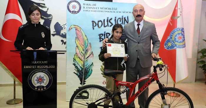 Hakkari'de başarılı öğrencileri ödüllendirdi