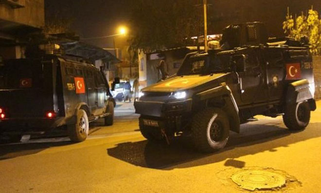 Kız ve erkek arkadaşlar otomobilde silahla vurulmuş halde bulundu