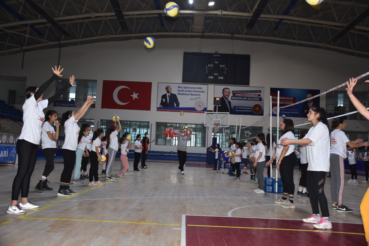Fabrika Voleybol'un yeni okulu Hakkari'de açıldı