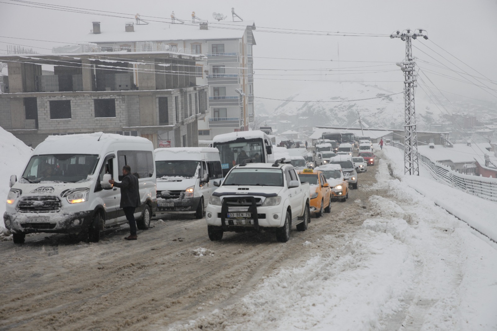 Hakkari'de kar esareti başladı: onlarca araç yolda kaldı