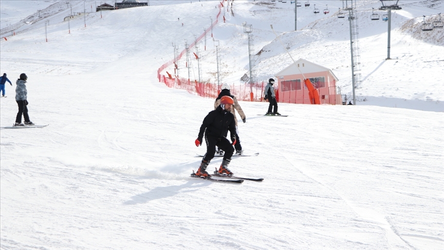 Kayak merkezlerinde en fazla kar kalınlığı Hakkari'de ölçüldü