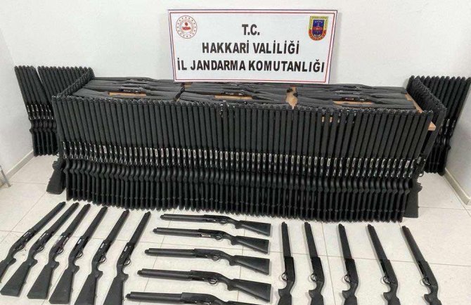 Hakkari'de çok sayıda av tüfeği ele geçirildi