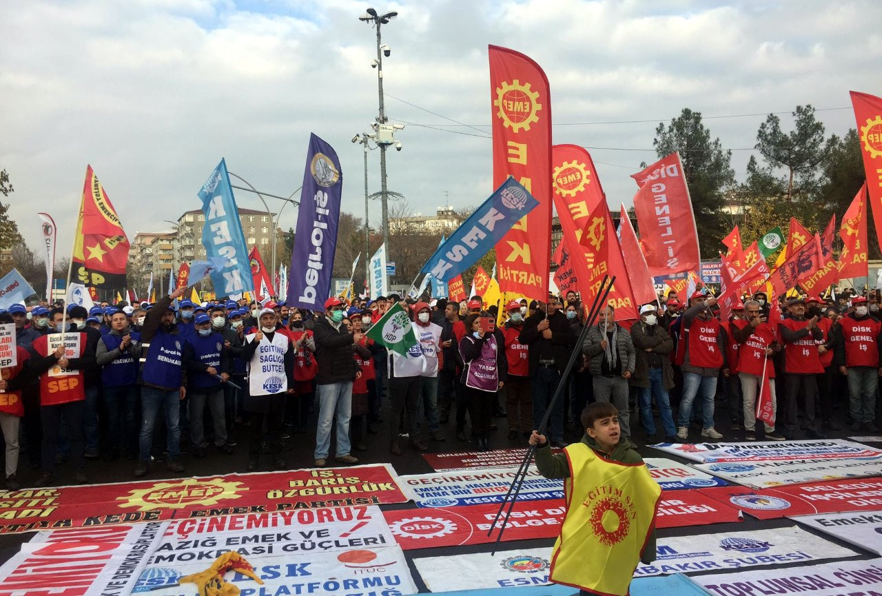 Emekçilerden 'Geçinemiyoruz' mitingi