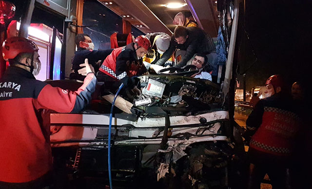 Yolcu otobüsü TIR’a çarptı: 20 yaralı