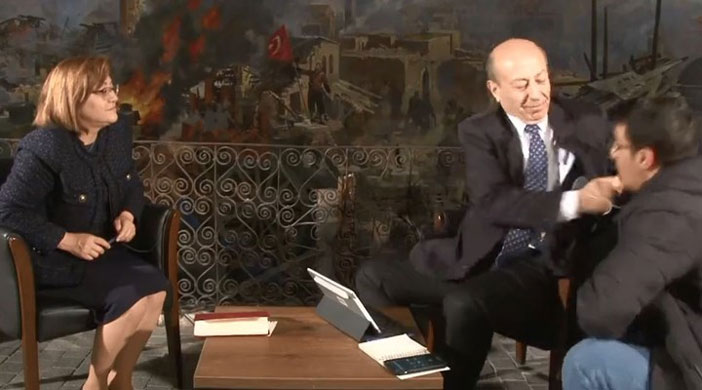 Muharrem Sarıkaya, muhabire tokat attı