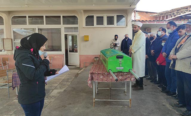 Ağabeyinin ölmeden önce yazdığı mektubunu cenaze namazı sırasında okudu