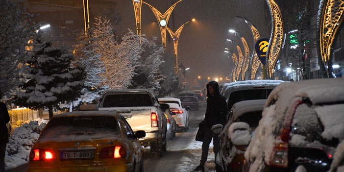 Hakkari'de beklenen kar yağışı başladı