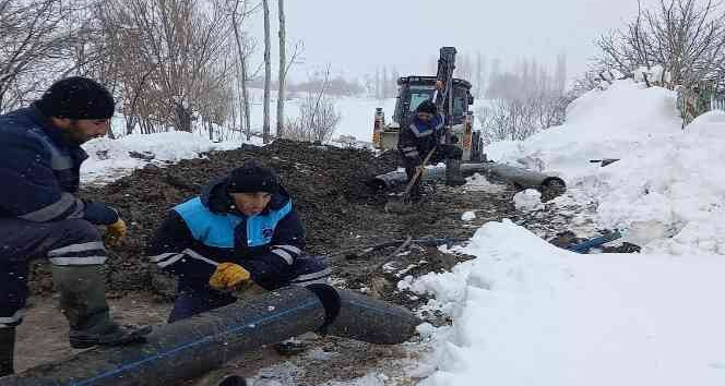 Hakkari'de kar yağışı altında su arıza onarımı