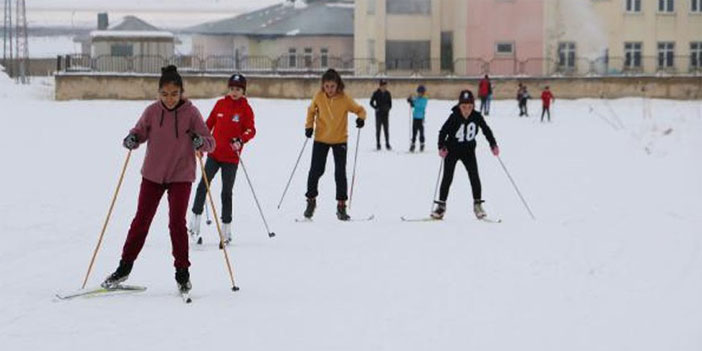 Yüksekova'nın karlı dağlarında Türkiye Şampiyonasına hazırlanıyorlar