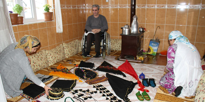 Bedensel engelli vatandaş, yaptığı el işi ürünleri satarak geçimini sağlıyor
