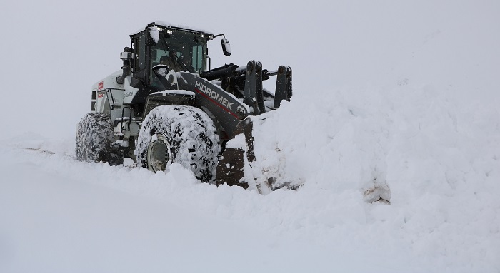 Hakkari'de kardan kapanan köy yolları için çalışma başlatıldı