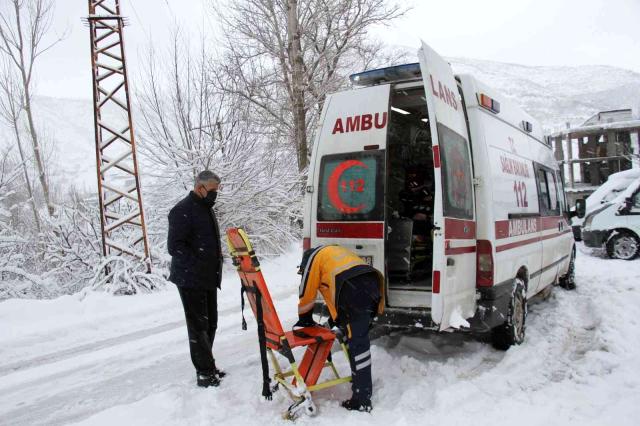 Şemdinli'de rahatsızlanan kadın hastaneye ulaştırıldı