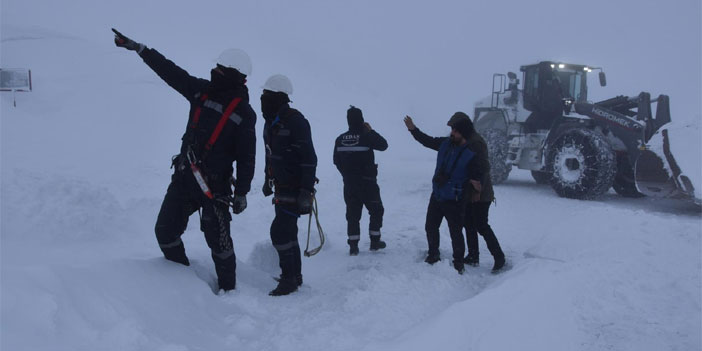 Hakkari'de VEDAŞ ve karla mücadele ekipleri tipi nedeniyle zor anlar yaşadı