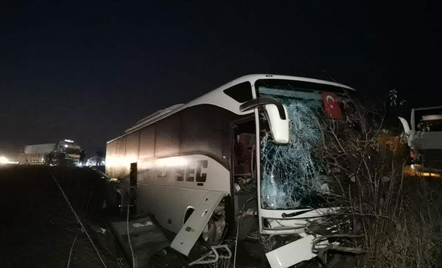 Yolcu otobüsü tarlaya uçtu: 12 yaralı