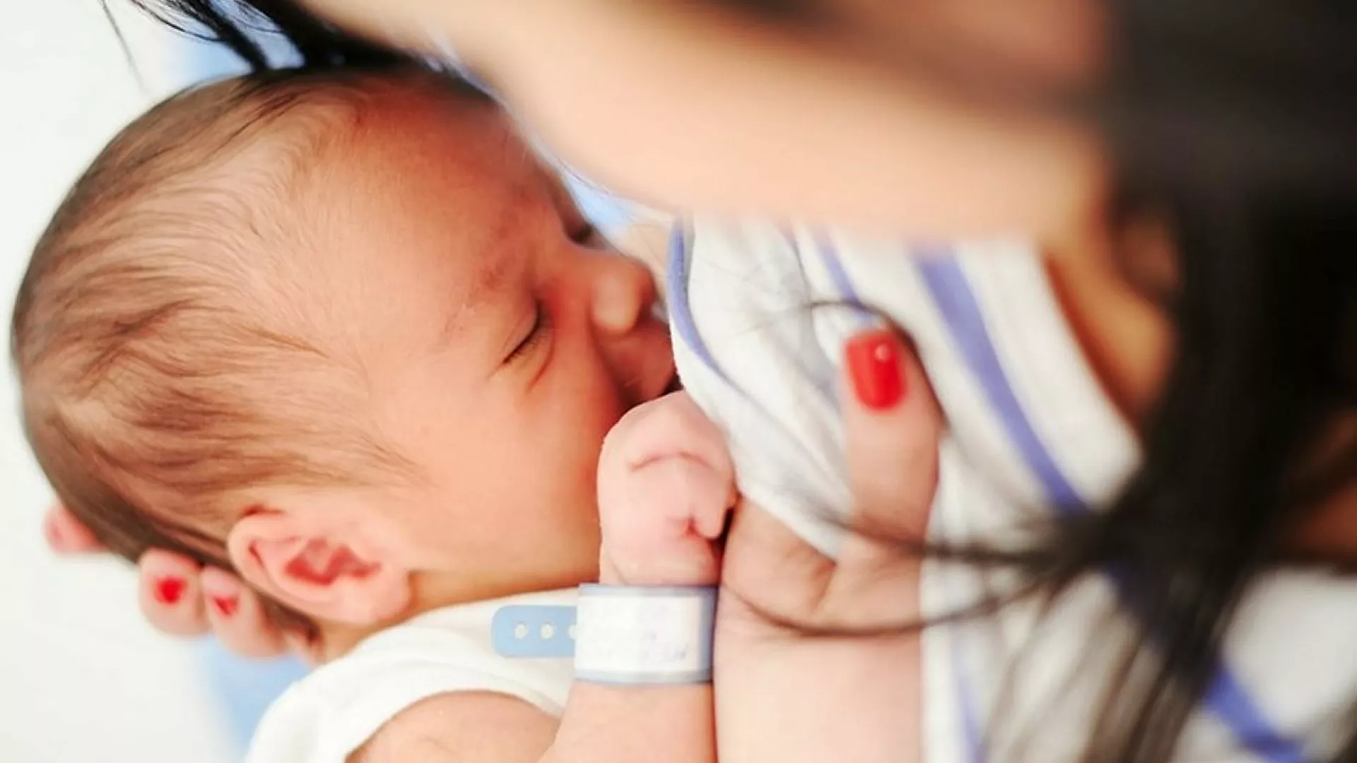 Eşini emziren kadın viral oldu