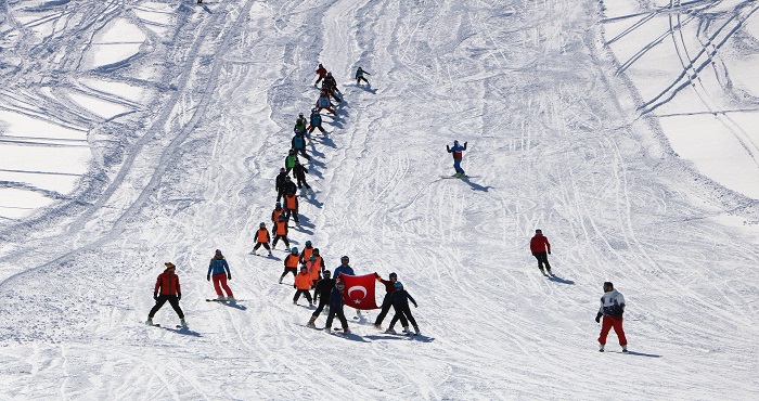 Hakkari'de 2 bin 800 rakımlı kayak merkezinde sezon başladı