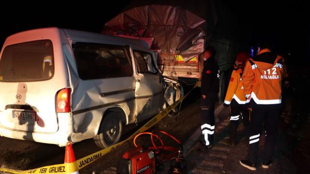 Tırla çarpışan minibüsteki 2 kişi öldü