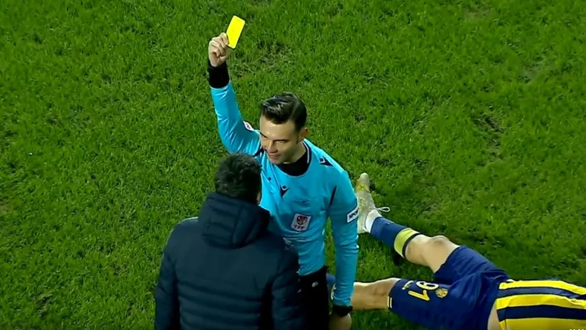 Sağlık görevlisine sarı kart