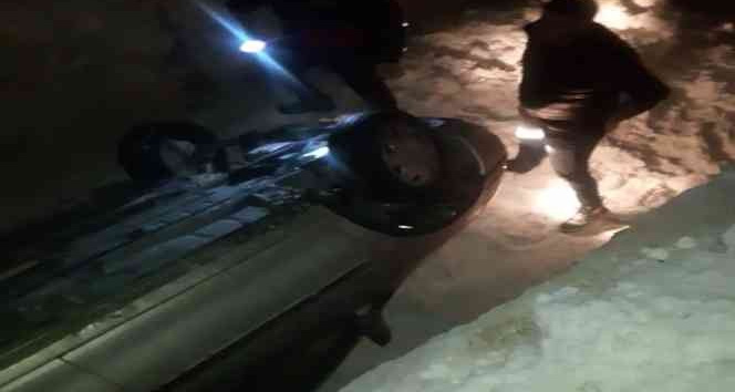 Yüksekova'da buzlu yoldan kayan araç su kanalına uçtu