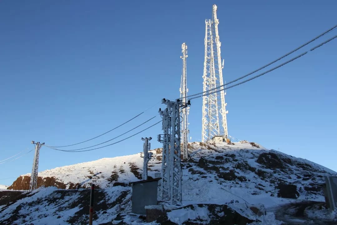 Şemdinli Derecik yolunda elektrik direkleri dondu