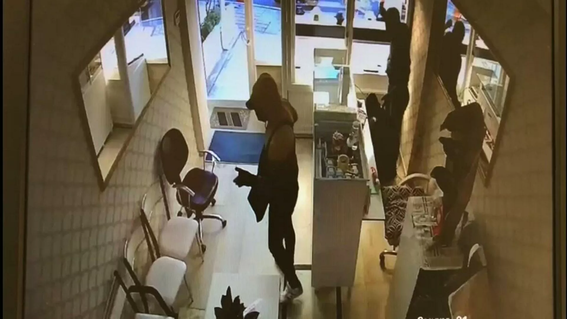 Soyguncular kuyumcudan 1 kilo altın çaldı