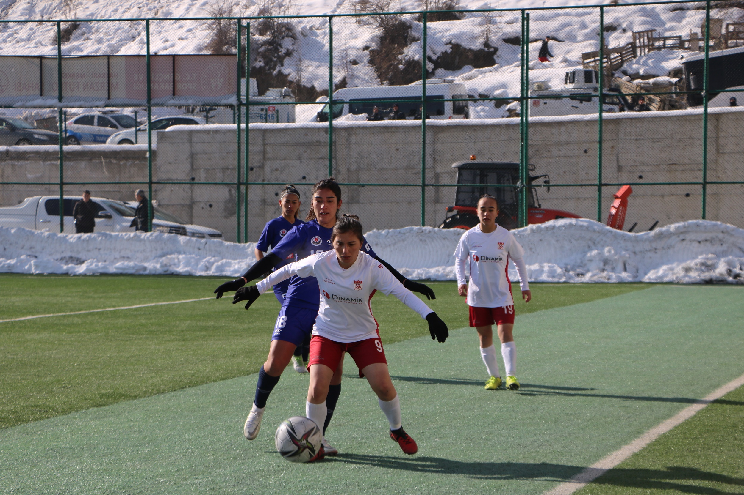 Hakkarigücü, Sivas Kadın Futbol Takımı'nı 4-0 yendi