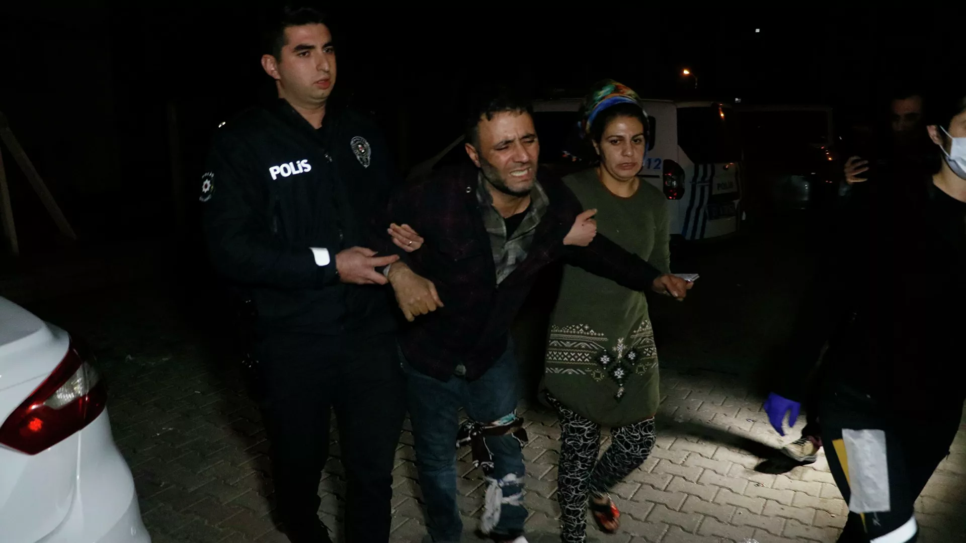 Küfürlü konuşan komşusunun evini basıp silahla vurdu