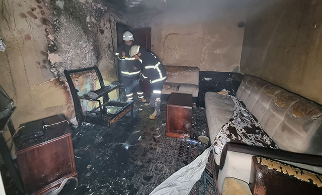 Alevlerinden arasında kaldı