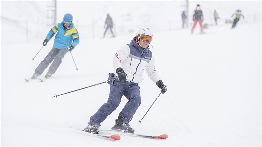 Hakkari'deki kayak merkezinde kar kalınlığı 61 santimetre