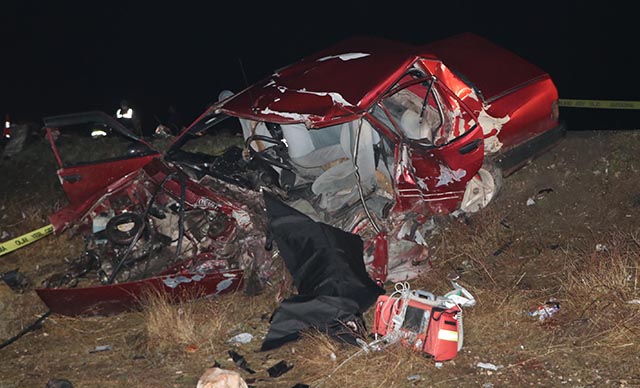 İki otomobil kafa kafaya çarpıştı: 1 ölü, 4 yaralı