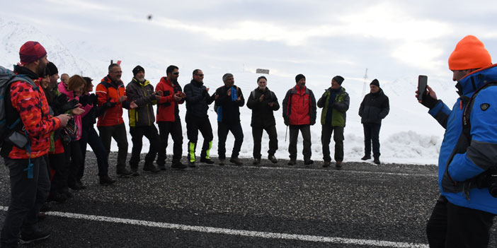 Hakkarili Dağcılar halaylar eşliğinde doğa yürüyüşüne çıktı