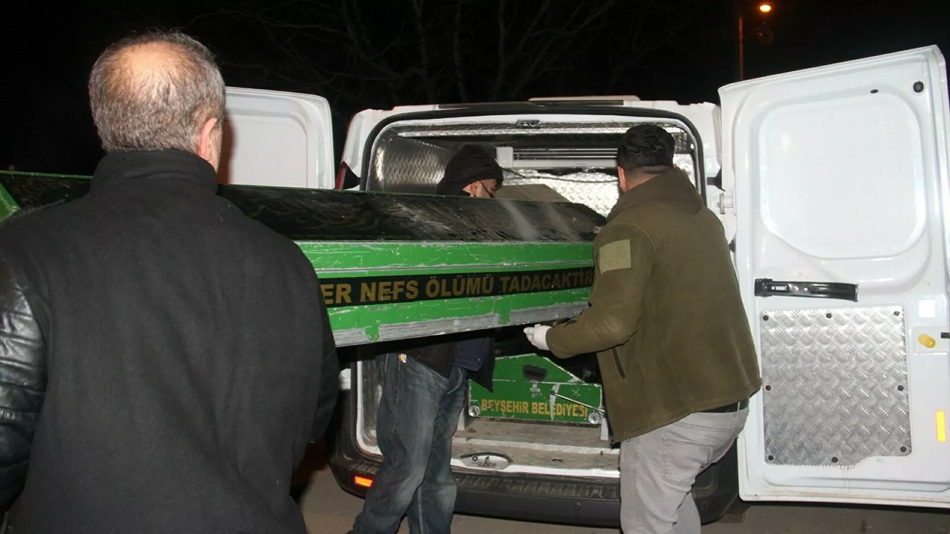 Kendisine şiddet uygulayan kocasını bıçaklayarak öldürdü