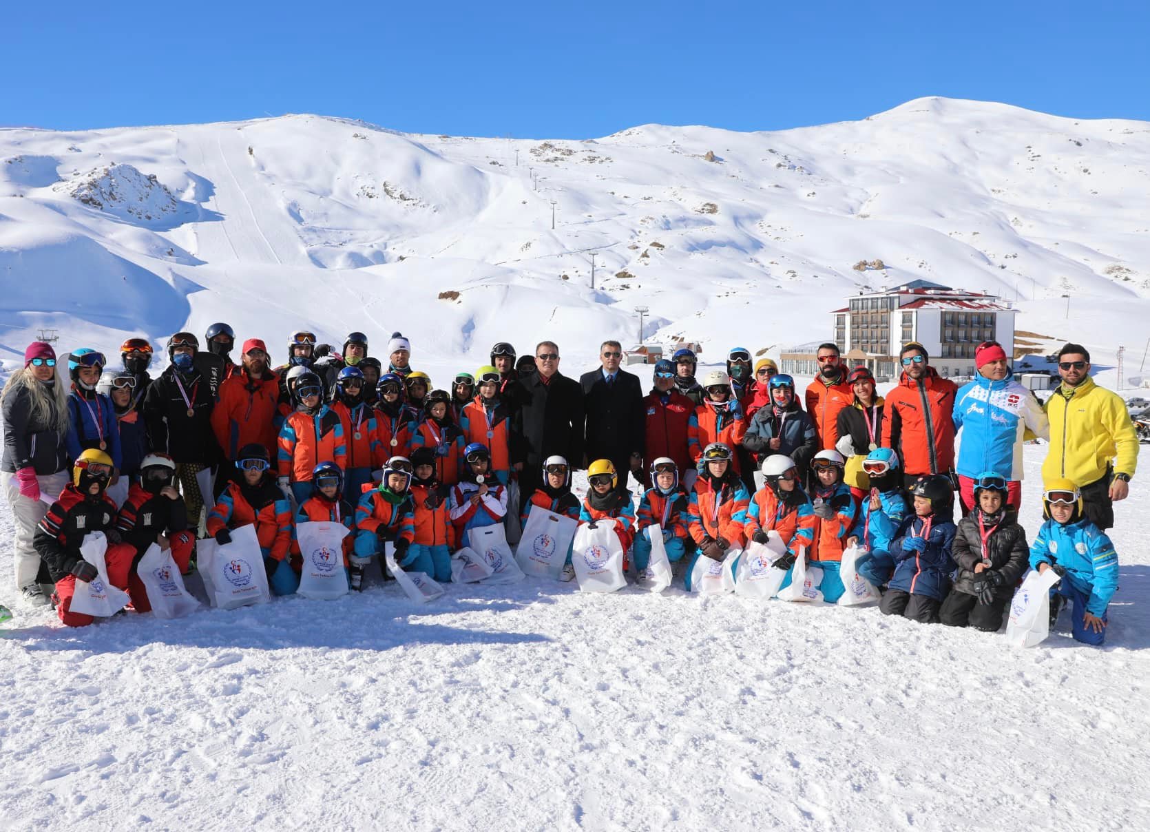 Hakkari'de Alp Disiplini Kayak İl Birinciliği Yarışması düzenlendi