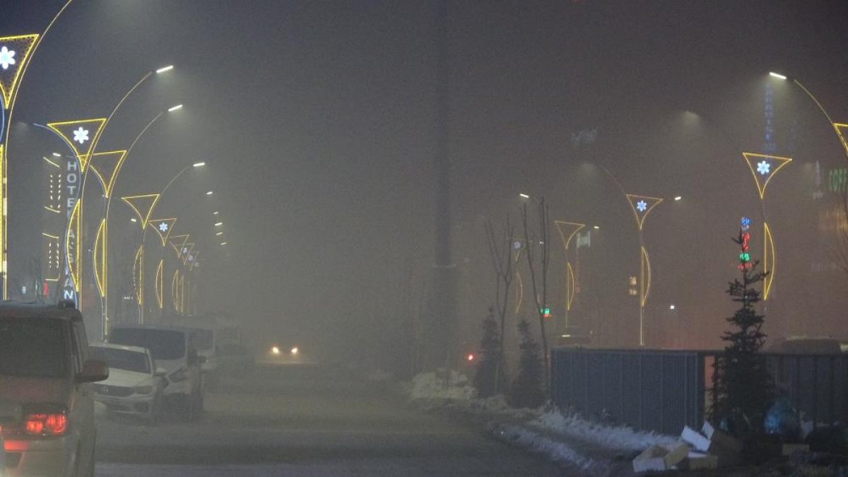 Yüksekova'da yoğun sis: Görüş mesafesi 5 metreye düştü