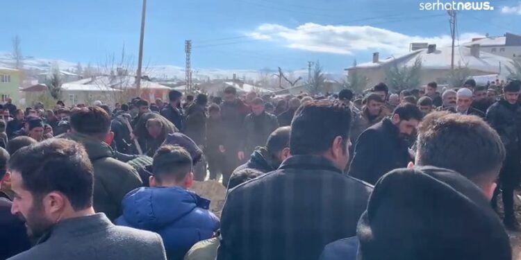 Van’da 2 gencin cenazesi toprağa verildi