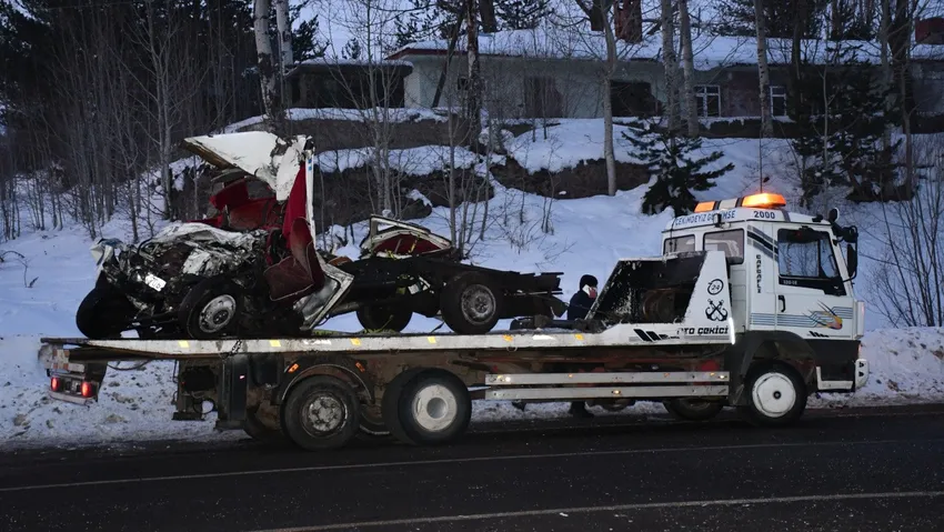 Yolcu otobüsü ile kamyonet çarpıştı: 2 ölü 19 yaralı