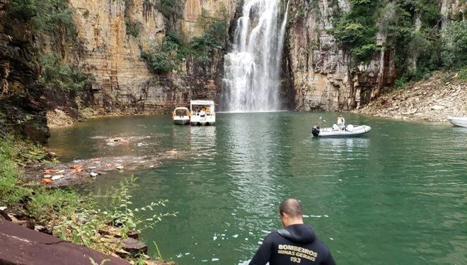 Dev kaya teknelerin üzerine düştü: 7 kişi öldü