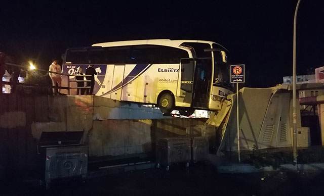 Köprüde asılı kaldı