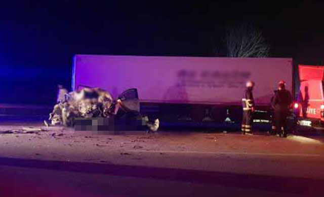 Otomobil TIR'a çarptı: 5 ölü