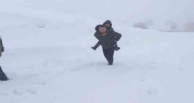 Okul müdürü öğrencisini sırtında taşıdı