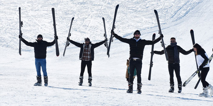 Hakkari'de üniversiteliler 2 bin 800 rakımlı merkezde kayak öğreniyor