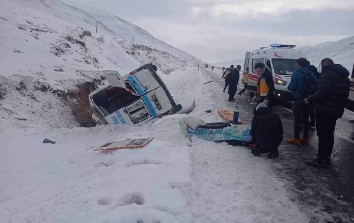 Hakkari-Van karayolunda hasta taşınan Ambulans yan yattı: 7 yaralı