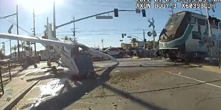 Tren uçağa çarptı!