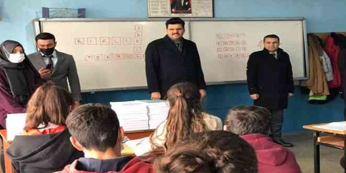 Kaymakam Kurt öğrencilere kitap dağıttı
