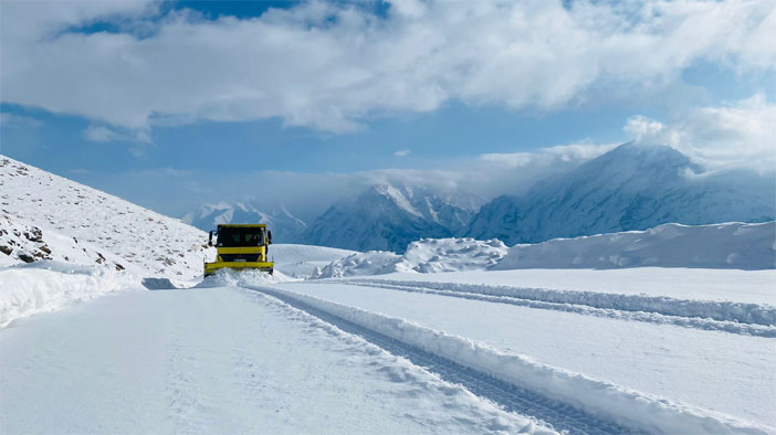 Hakkari'de kapanan yollar ulaşıma açılıyor.