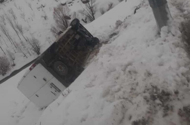 Kontrolden çıkan minibüs şarampole yuvarlandı